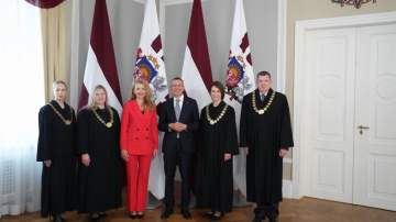 Valsts prezidentam tiesneša zvērestu dod četri tiesneši