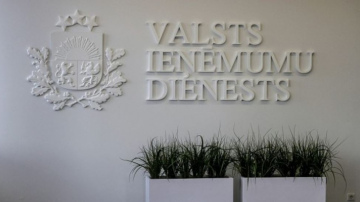 VID aiztur divas personas par narkotisko vielu kontrabandu; piemērots apcietinājums
