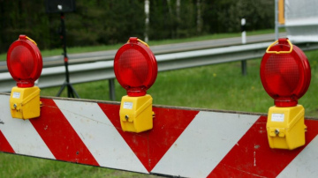Nakts stundās Ģenerāļa Radziņa krastmalas posmā pie dzelzceļa pārvada slēgs satiksmi