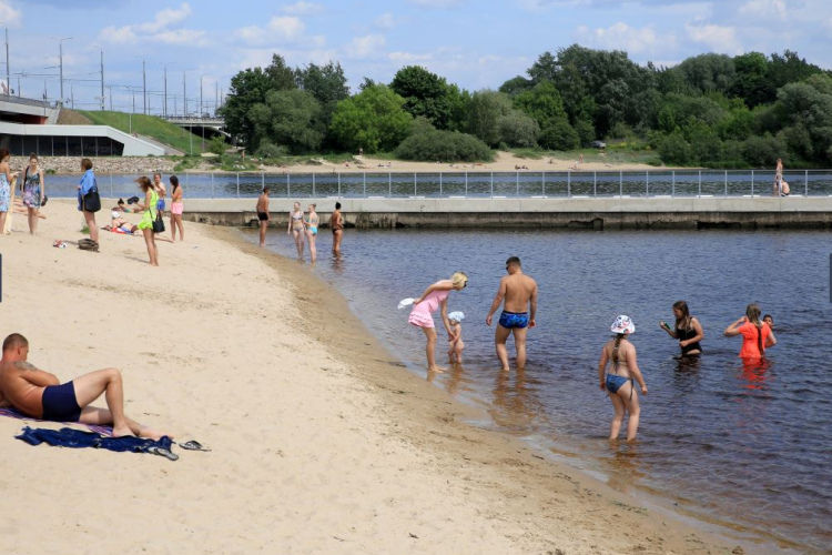 Rīgā aizliegts peldēties Daugavas peldvietās “Rumbula” un “Ķīpsala