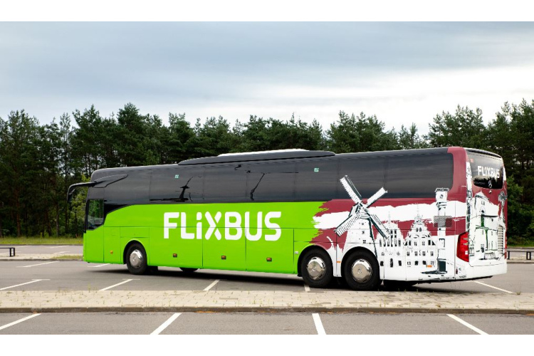 Ceļot ar privāto automašīnu vai autobusu? Aprēķināts, kā atšķiras izmaksas