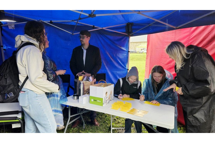 Konsulārā departamenta pārstāvji izglīto jauniešus par drošu ceļošanas iespēju festivālā “Kopums”