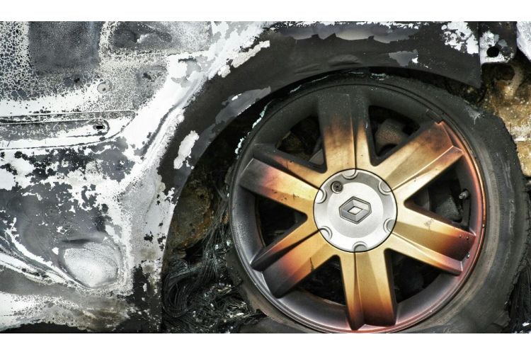 Jau gandrīz 100 aizdegušos auto šogad: kā rīkoties nelaimes brīdī?