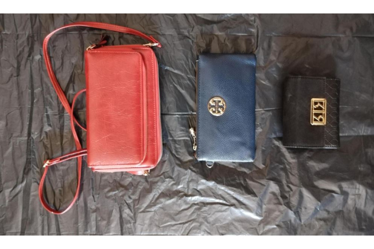 Policija pie Rīgas centrā aizturētiem kabatzagļiem uziet piparu gāzes baloniņus un desmitiem maku