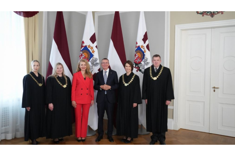 Valsts prezidentam tiesneša zvērestu dod četri tiesneši