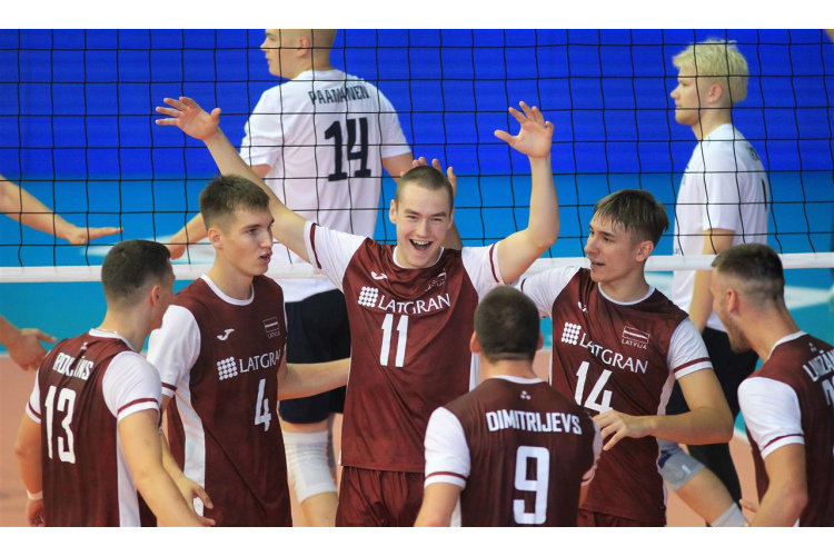 Latvijas volejbolisti Eiropas U-20 čempionātā Serbijā cīņā ar Somiju svin pirmo uzvaru
