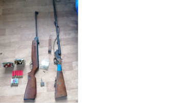 Likumsargi Ludzas novadā aiztur vīrieti un atsavina marihuānu, nezināmas izcelsmes alkoholu, ieročus un munīciju