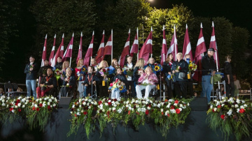 Paralimpiešu komandu pie Brīvības pieminekļa sagaidījuši vairāk nekā 1000 atbalstītāju