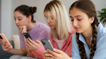 Aptauja: 84 % vecaku un 95 % skolotaju atbalsta ideju ierobezot telefona lietosanu starpbrizos skola