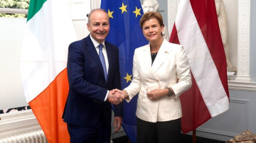 Latvijas ārlietu ministre Baiba Braže, tiekoties ar Īrijas premjerministra vietnieku, ārlietu un aizsardzības ministru .