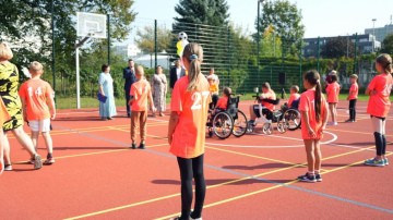 Rīgas 66.vidusskolā atklāts bērniem ar īpašām vajadzībām pielāgots sporta laukums