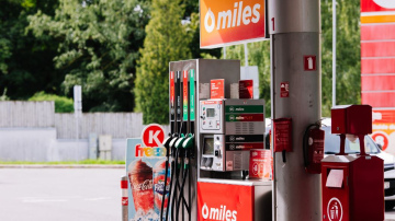 Circle K skaidro, kā Ķīnas elektroauto un valūtas kurss ietekmē degvielas cenas Baltijā