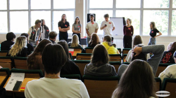 Latvijas ekonomika ir drošās rokās: Banku augstskolas studenti jau otro gadu izspēlē biznesa simulācijas spēli...