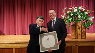 Valsts prezidents pasniedz Cildinājuma rakstu Ilmāram Krastam