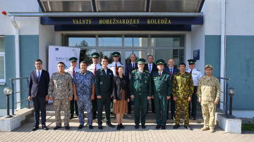 Valsts robežsardzes koledžā apmācītie Centrālāzijas kinologi saņem diplomus