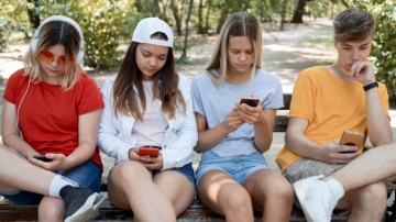 Aptauja: 52 % jauniešu viedtelefonu lieto vairāk nekā 5 stundas dienā