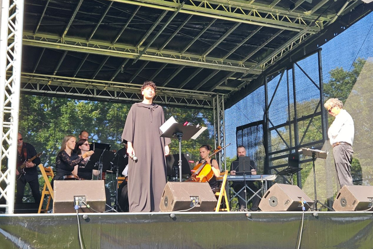 Prezentētas dziesmas no jaunās rokoperas "Turaidas roze" Turaidas pilī