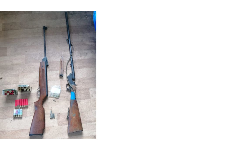 Likumsargi Ludzas novadā aiztur vīrieti un atsavina marihuānu, nezināmas izcelsmes alkoholu, ieročus un munīciju