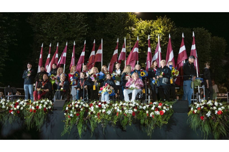 Paralimpiešu komandu pie Brīvības pieminekļa sagaidījuši vairāk nekā 1000 atbalstītāju