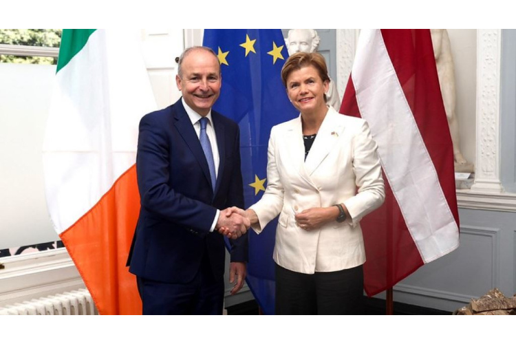 Latvijas ārlietu ministre Baiba Braže, tiekoties ar Īrijas premjerministra vietnieku, ārlietu un aizsardzības ministru .