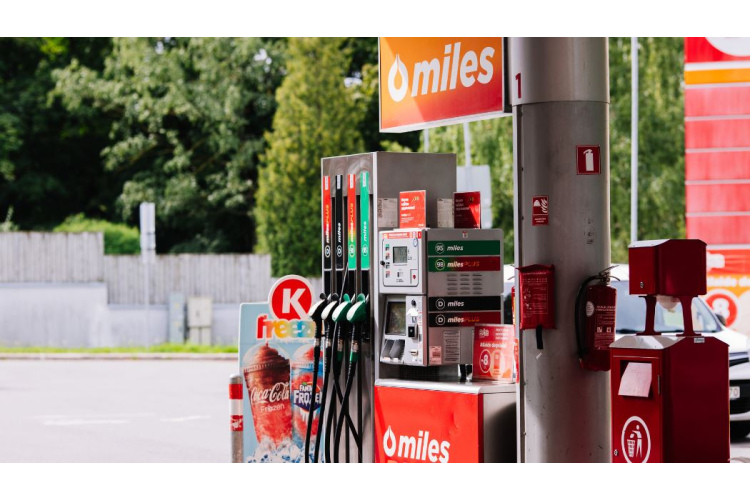 Circle K skaidro, kā Ķīnas elektroauto un valūtas kurss ietekmē degvielas cenas Baltijā