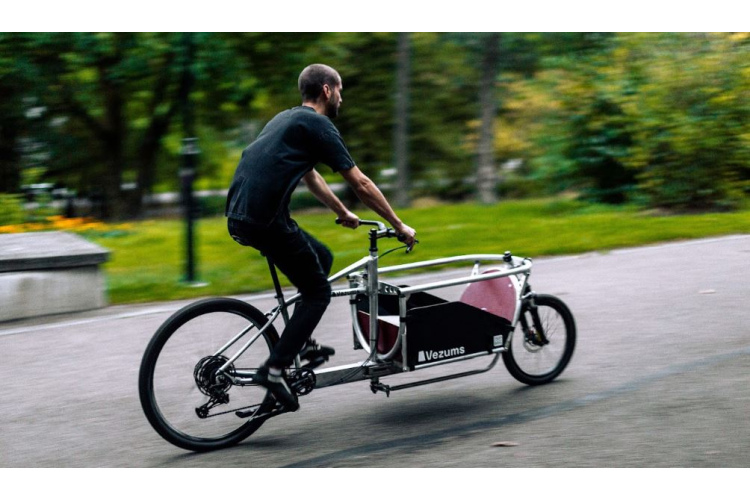 Latvijā radītu salokāmu elektrisku kravas velosipēdu “Vezums” plānots piedāvāt tirgū jau nākamgad