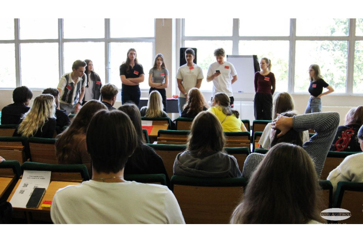 Latvijas ekonomika ir drošās rokās: Banku augstskolas studenti jau otro gadu izspēlē biznesa simulācijas spēli...
