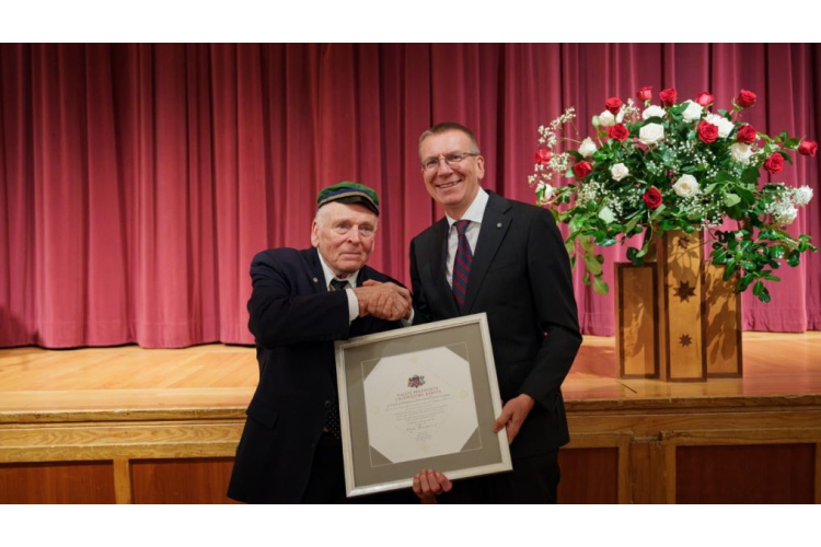 Valsts prezidents pasniedz Cildinājuma rakstu Ilmāram Krastam