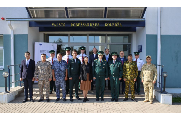 Valsts robežsardzes koledžā apmācītie Centrālāzijas kinologi saņem diplomus