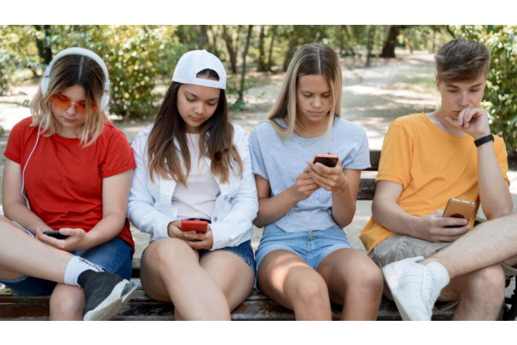 Aptauja: 52 % jauniešu viedtelefonu lieto vairāk nekā 5 stundas dienā