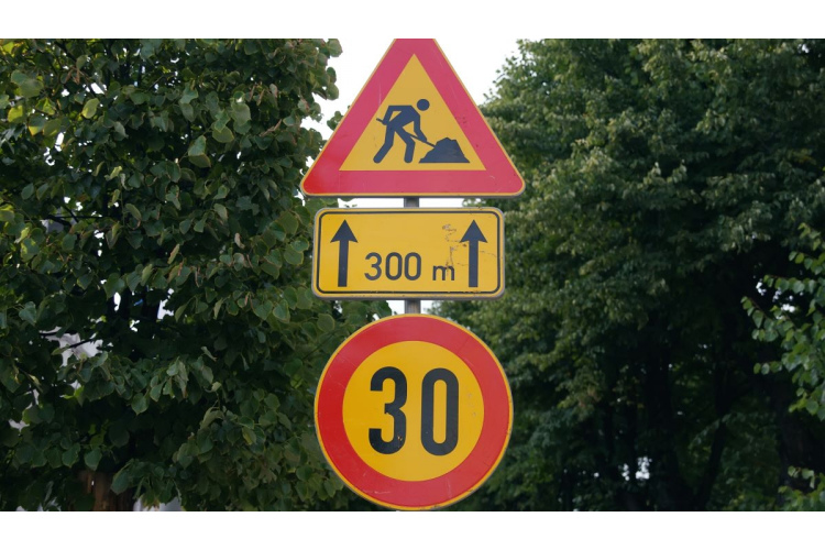 Pagarināti satiksmes ierobežojumi Mīlgrāvja tilta transporta mezglā