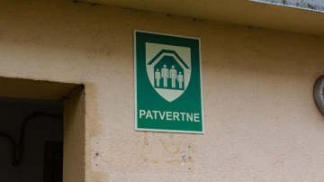Rīgā nomarķētas pirmās droša patvēruma vietas; apzinātas aptuveni 400 ēkas patvertņu ierīkošanai