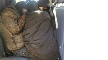 Spraigā dienestu operācijā ar šaujamieročiem aizturēti 46 nelegālie migranti un divi pārvadātāji