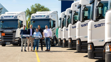 “Scania Latvia” noslēdz vienu no lielākajiem darījumiem uzņēmuma vēsturē – piegādātas 80 kravas automašīnas