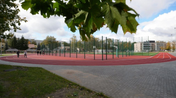 Rīgas Zolitūdes ģimnāzijā atklāts multifunkcionāls sporta laukums