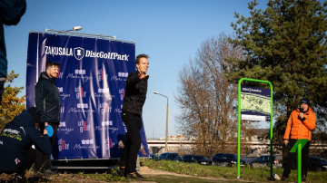 Rīgā atklāta jauna disku golfa trase “Zaķusala Disc Golf Park”