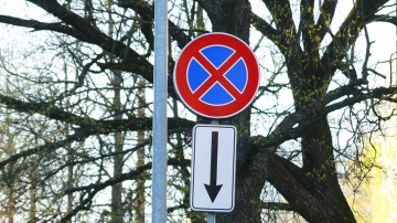 Slēgs transportlīdzekļu satiksmi Ģenerāļa Radziņa krastmalā pie dzelzceļa pārvada