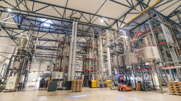 Latvijā atklāta viena no lielākajām PET pudeļu pārstrādes rūpnīcām Ziemeļeiropā