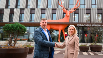 “Porsche Latvija” ziedo 12 600 eiro Bērnu slimnīcas fondam dažādu iekārtu iegādei