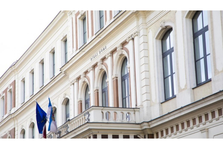 Līdz oktobra beigām trūcīgie un maznodrošinātie rīdzinieki var pieteikties pabalstam izglītības ieguvei
