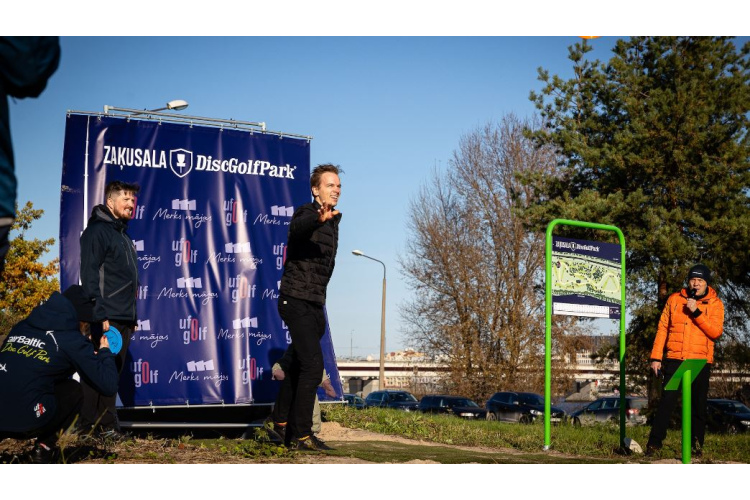 Rīgā atklāta jauna disku golfa trase “Zaķusala Disc Golf Park”
