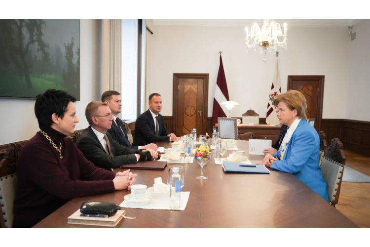 Valsts prezidents ar ārlietu ministri pārrunā ārpolitikas aktualitātes