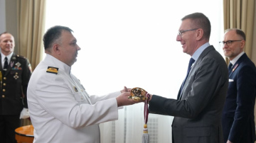 FOTO/VIDEO: dienesta pakāpes pasniegšanas ceremonija Nacionālo bruņoto spēku Jūras spēku komandierim Mārim Polencam