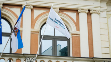 Pie Rīgas rātsnama svinīgi pacelts godalgā saņemtais karogs "Uzņēmējiem draudzīgākā valstspilsēta 2024"