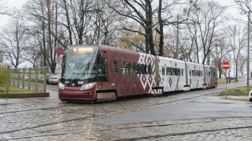 18. novembrī vairākos autobusu, trolejbusu un tramvaju maršrutos būs papildu reisi