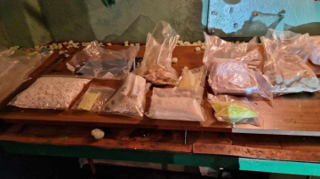 Policisti no Pārdaugavas narkodīlera atsavina 15 kilogramus dažādu vielu
