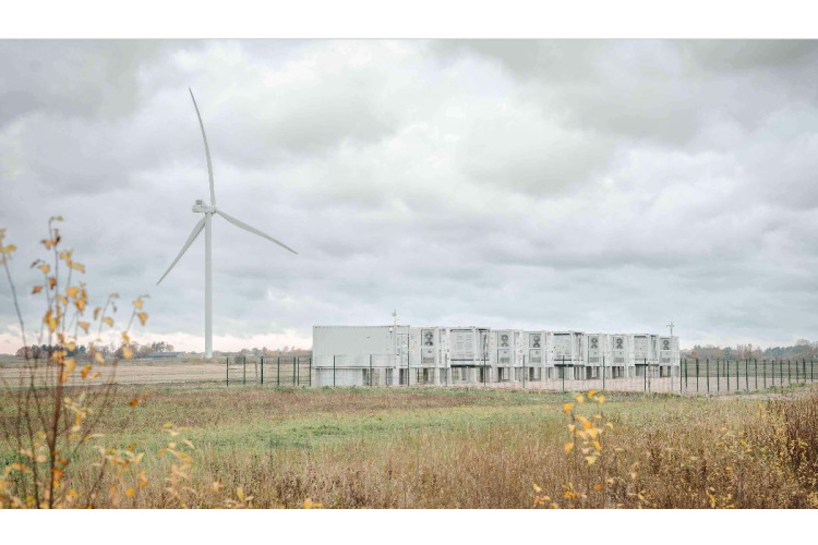 Atklāta Latvijā lielākā elektroenerģiju uzkrājošo bateriju sistēma