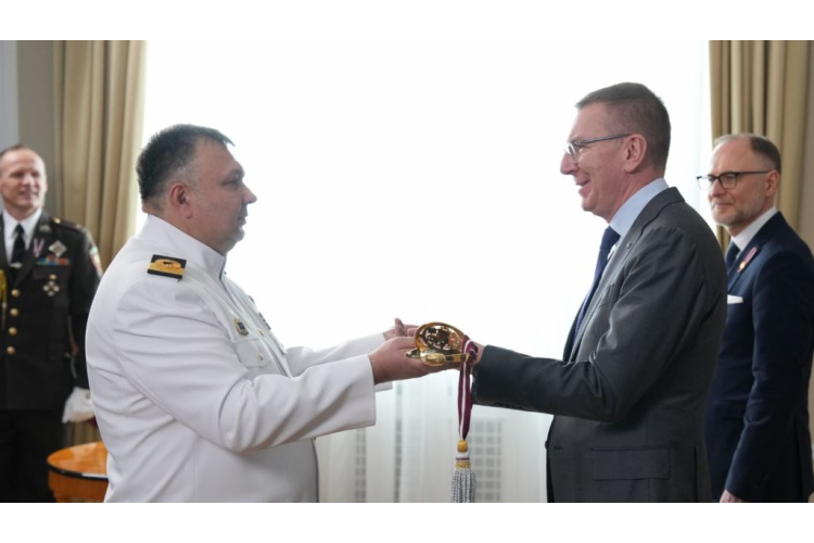 FOTO/VIDEO: dienesta pakāpes pasniegšanas ceremonija Nacionālo bruņoto spēku Jūras spēku komandierim Mārim Polencam