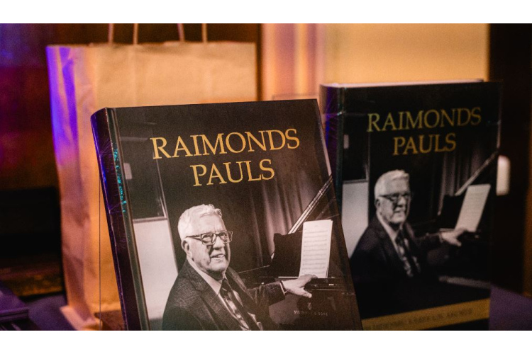 Izdota apjomīga grāmata “500 Raimonda Paula dziesmu vārdi un akordi”