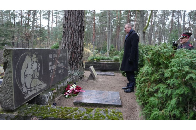 Valsts prezidents godina Lāčplēša Kara ordeņa kavalieres Valijas Valērijas Jansones-Veščunas piemiņu